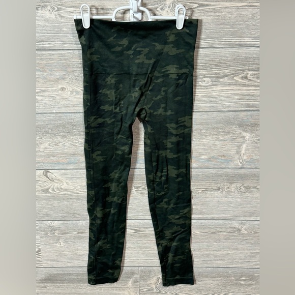 SPANX Seemless Leggings Green Camo for Tummy Control Size Medium New, No Tags - Picture 6 of 8